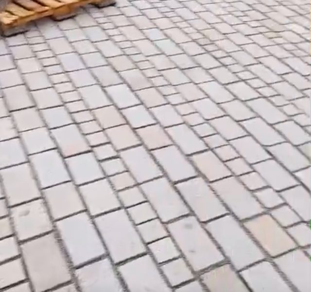 Pavés granit multiformats 20x15, 10x10 en rangs droits
